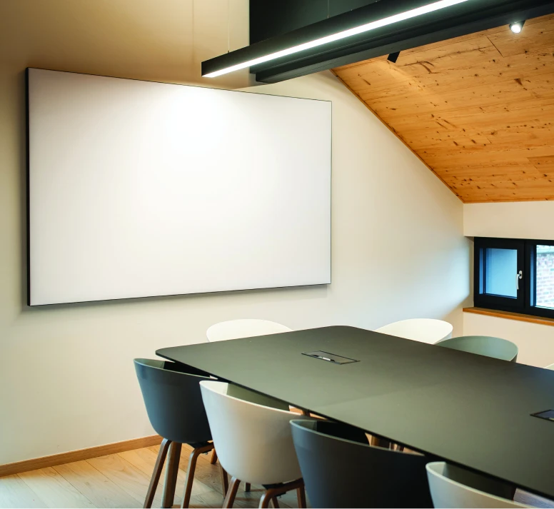 Bureau avec un tableau acoustique accroché au mur